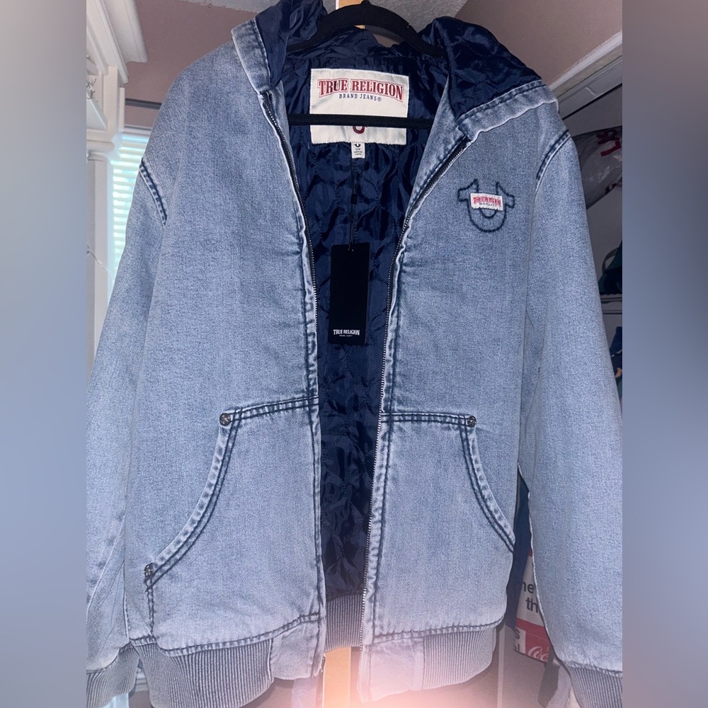 BRAND NEW TRUE RELIGION DENIM JACKET 

SIZE MENS: SMALL 

RETAIL $199

NWT